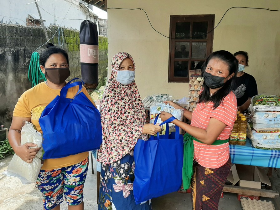 Sejumlah warga saat mengambil paket sembako bantuan Siti Sapura.