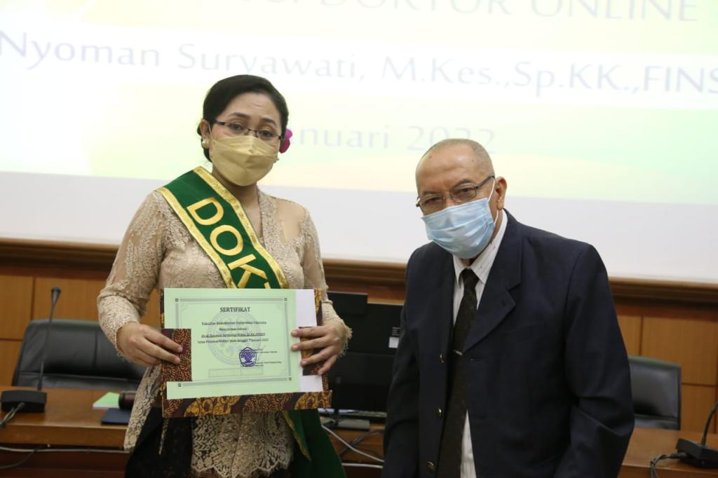 Ujian promosi Doktor Unud dr Nyoman Suryawati M.Kes, Sp.KK, FINSDV. (Foto: istimewa)