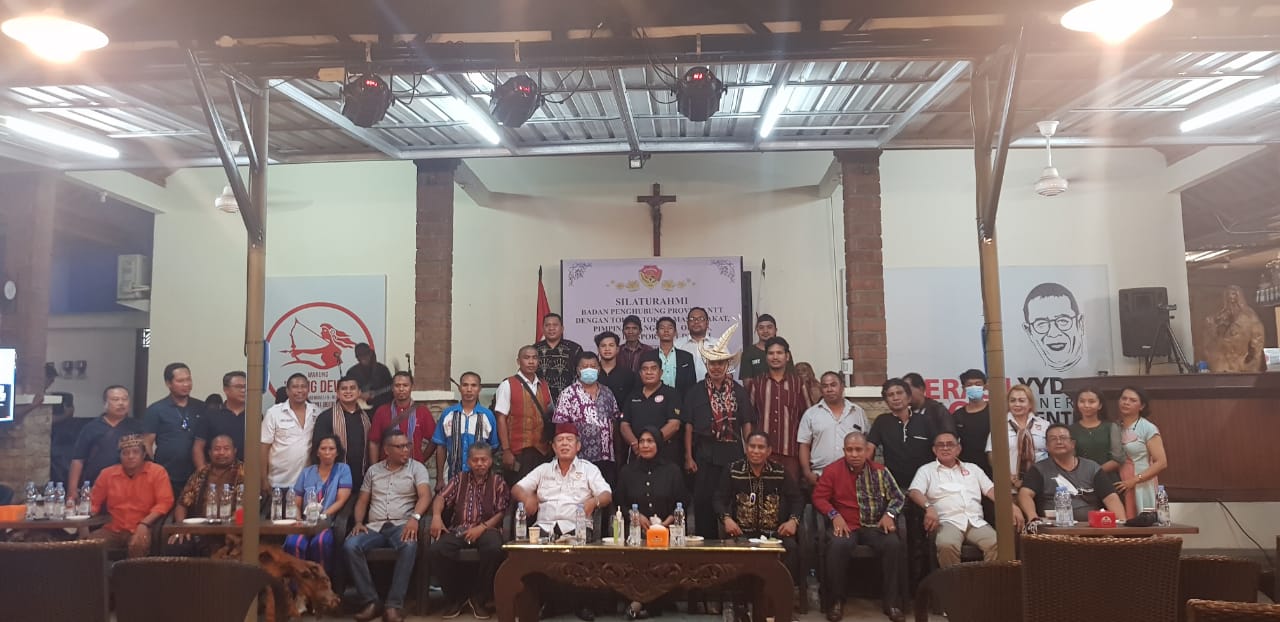 Para Ketua Flobamora diaspora dan Badan Penghubung Pemprov NTT foto bersama pengurus dan anggota Flobamora Bali seusai deklarasi Flobamora Indonesia. (Foto: istimewa)