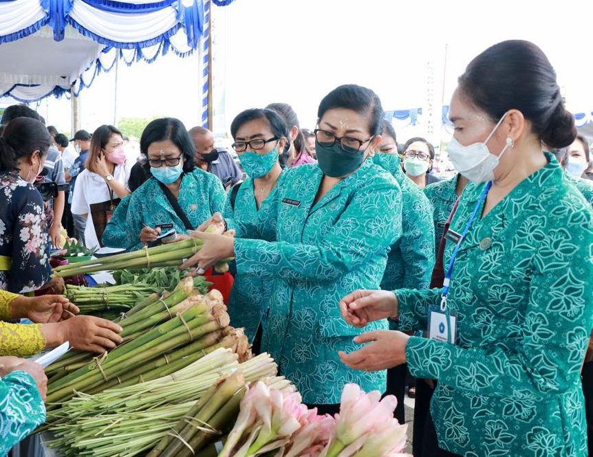 Ketua TP PKK Provinsi Bali Ny. Putri Koster saat hadiri pasar rakyat di Kabupaten Jembrana. (Foto: istimewa)