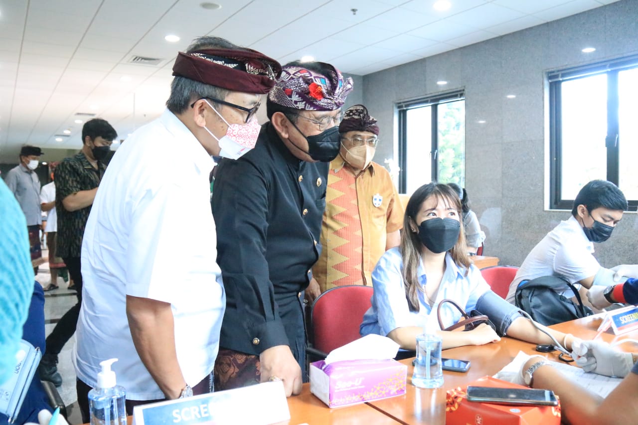 Wagub Cok Ace saat meninjau pelaksanaan vaksinasi Covid-19 tahap ke-3 (booster), Kamis (20/1). (Foto: istimewa)