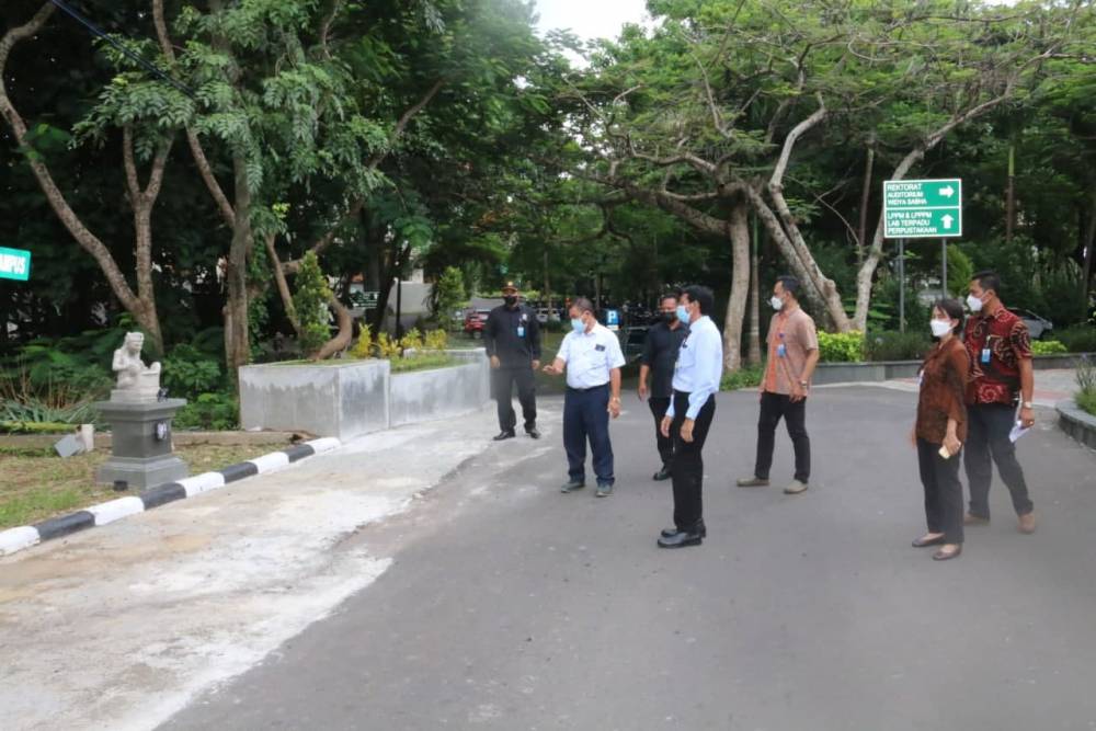 Rektor Unud Prof Nyoman Gde Antara (depan, kemeja putih) saat melakukan peninjaun area yang rencana akan dikembangkan.