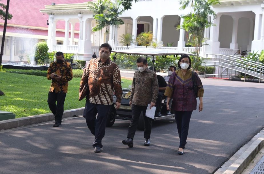 Menko Ekon Airlangga Hartarto, Menkeu Sri Mulyani, dan Kepala Bappenas Suharso Monoarfa usai Sidang Kabinet Paripurna di Jakarta, Rabu (16/02). (Foto: istimewa)