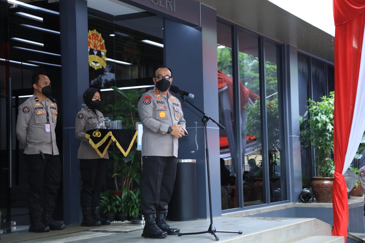 Kadiv Humas Polri Irjen Dedi Prasetyo saat menyampaikan keterangan persnya di Mabes Polri, Jakarta, Senin (14/2). (Foto: istimewa)