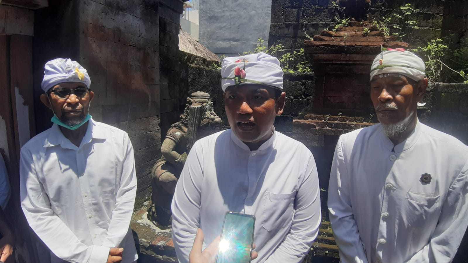 Jro Mangku Nyoman Yasantara bersama Jero Mangku Pinandita Dodi Arianta saat memberikan keterangan persnya. (Foto: istimewa)