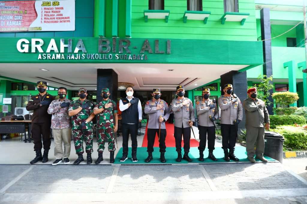 Kapolri saat meninjau tempat isolasi terpusat (isoter) di Asrama Haji Sukolilo, Surabaya, Jawa Timur, Sabtu (19/2). (Foto: istimewa)