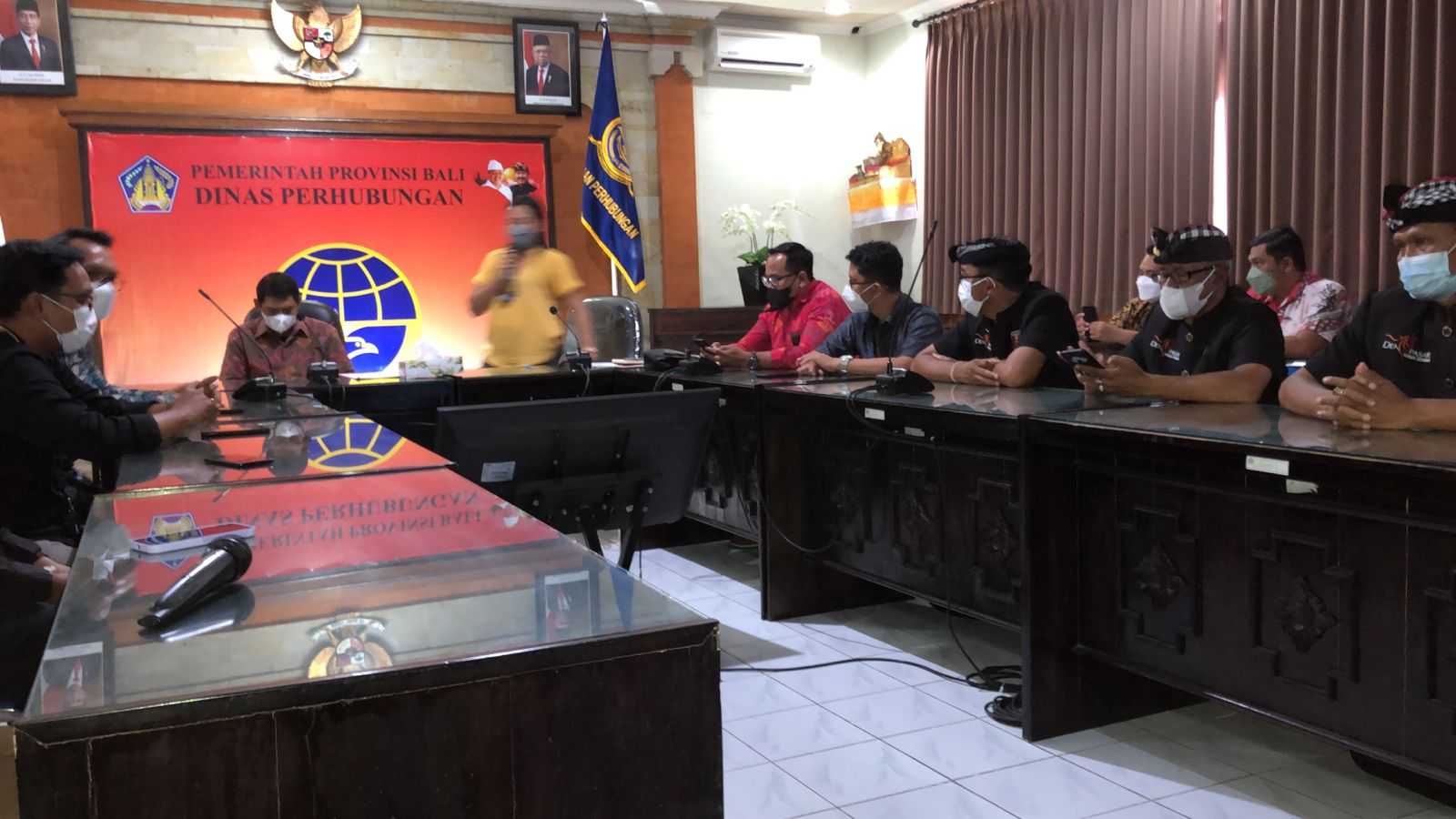 Penyerahan kendaraan listrik secara simbolis dilaksanakan di Kantor Dinas Perhubungan Provinsi Bali, Jumat (25/2). (Foto: istimewa)