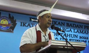 Ketua Ikatan Keluarga Lamaholot Bali Yosep Boleng memberi kata sambutan usai dilantik di Aula ITB STIKOM Bali, Minggu (27/02). (Foto: istimewa)