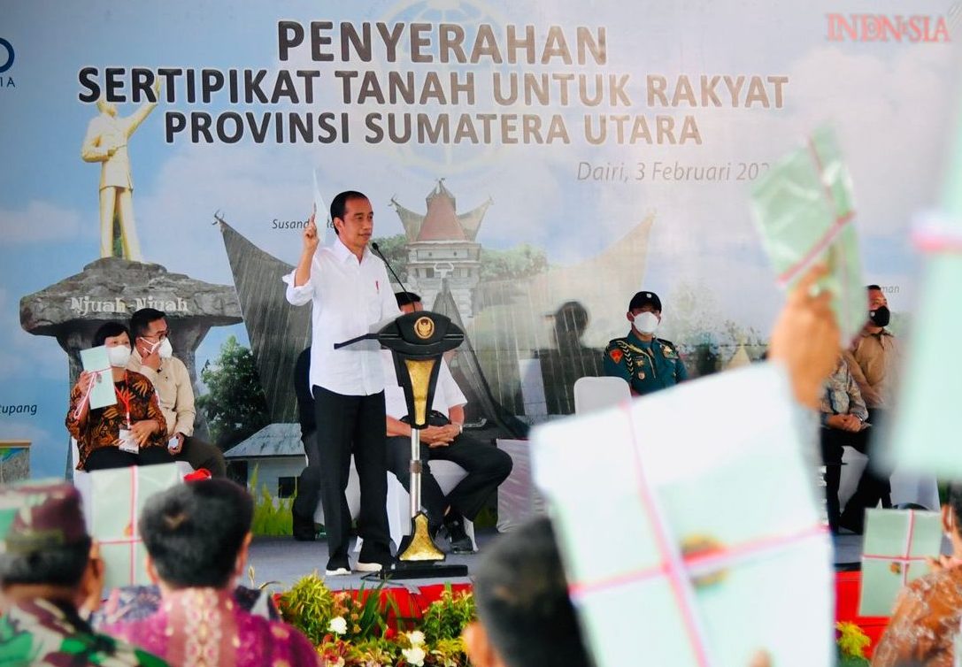 Presiden Jokowi memberikan sambutan pada acara penyerahan sertifikat tanah untuk rakyat di Lapangan Sudirman, Kabupaten Dairi, pada Kamis (03/02). (Foto: istimewa)