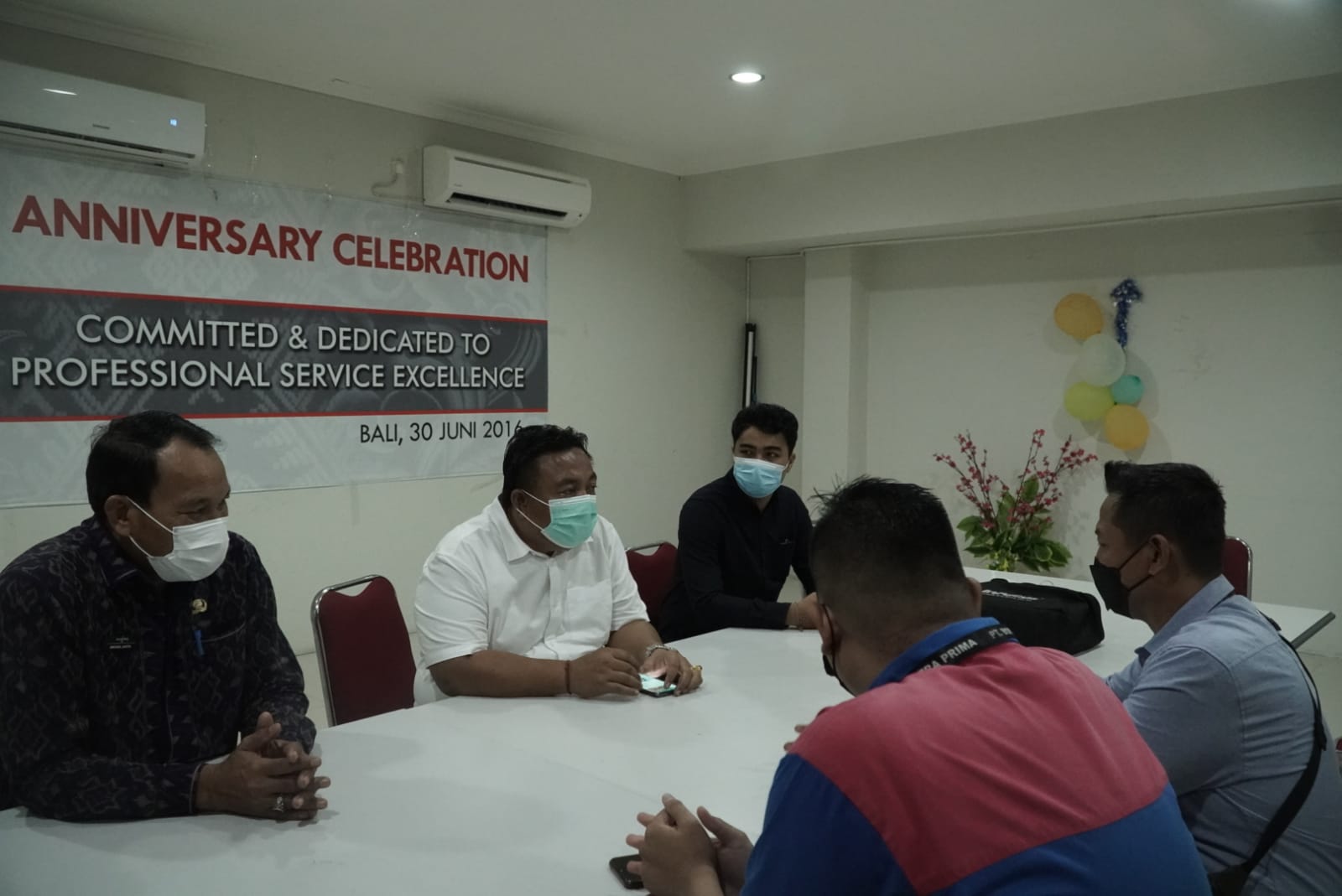 Anggota Komisi VI DPR RI, I Nyoman Parta bersama Kadis Perdagangan dan Perindustrian (Disperindag) Provinsi Bali I Wayan Jatra, melakukan inspeksi mendadak (sidak) ke distributor dan toko modern berjejaring yang ada di Bali guna melakukan pengecekan harga dan stok minyak goreng, Senin (7/2/2022) pagi. (Foto: istimewa)