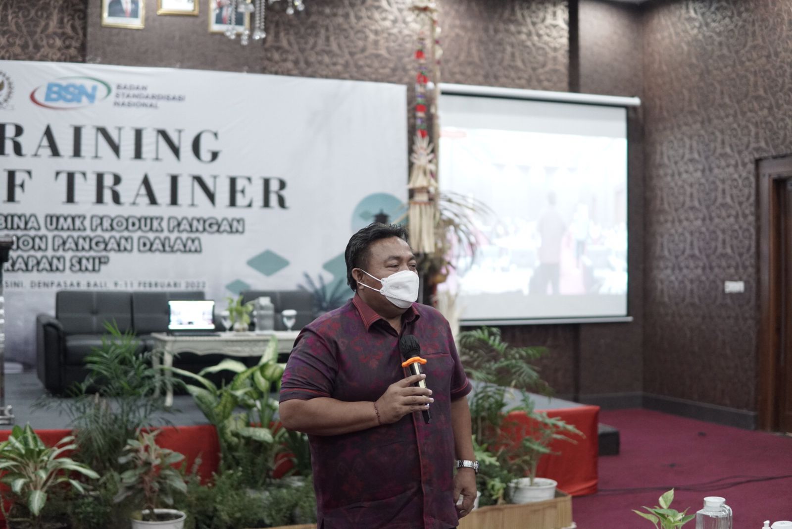 Anggota Komisi VI DPR RI I Nyoman Parta saat memberikan sambutan dalam acara penutupan Training of Trainer (TOT) ‘Pembina UMKM Produk Pangan dan Non Pangan dalam Penerapan SNI’, Jumat (11/2/2022). (Foto: Istimewa)