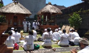 Persembahyangan di Pura Dalem Bingin Ambe, Selasa (15/02). (Foto: istimewa)