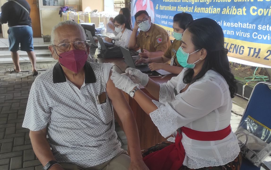 Pemberian vaksinasi booster bagi kelompok lansia (berusia diatas 60 tahun) dan masyarakat umum. (Foto: istimewa)