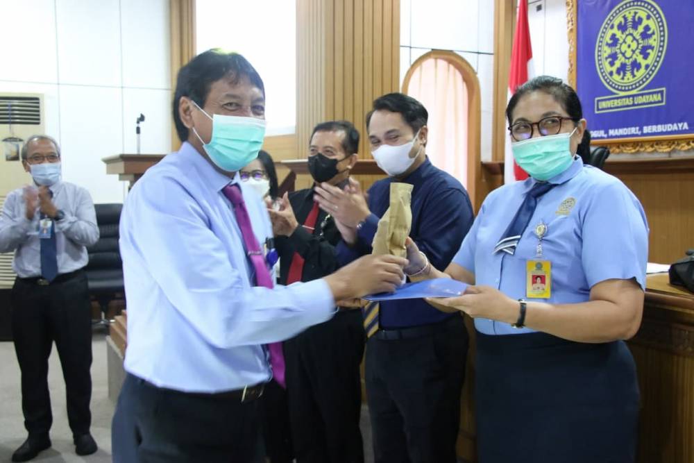Rektor Unud saat serahkan Sertifikat AUN QA kepada empat program studi. (Foto: istimewa)