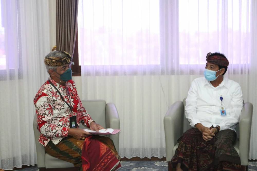 Rektor Unud saat menerima audiensi Ketua FKPT Bali dan jajaran di Ruang Tamu Rektor Gedung Rektorat Kampus Jimbaran, Kamis (24/2). (Foto: istimewa)