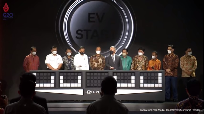 Presiden Jokowi meluncurkan mobil listrik pertama yang diproduksi di Indonesia, di PT Hyundai Motor Manufacturing Indonesia, di Kabupaten Bekasi, Jawa Barat, Rabu (16/03). (Foto: istimewa)