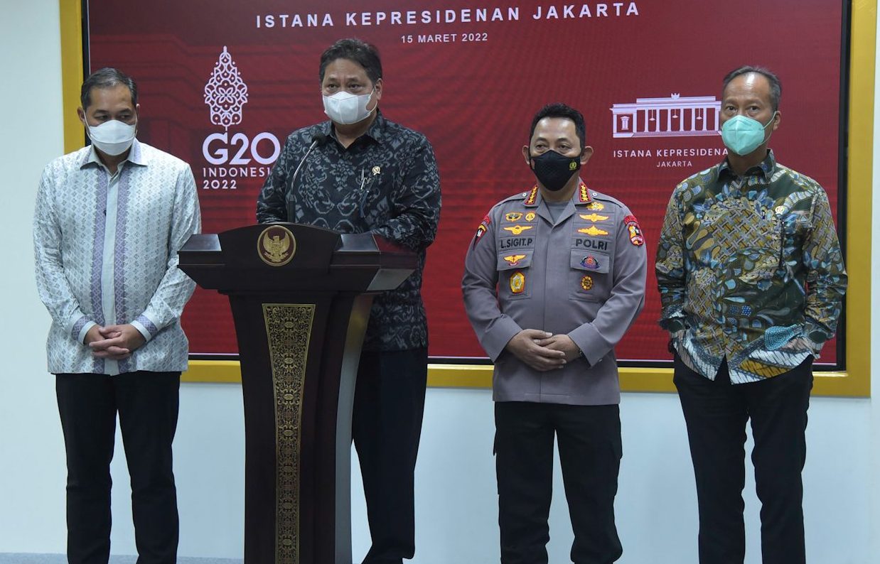 Menko Ekon Airlangga Hartarto, Mendag Muhammad Lutfi, Menperin Agus Gumiwang Kartasasmita, dan Kapolri Jenderal Listyo Sigit Prabowo memberikan keterangan pers usai Ratas, di Jakarta, Selasa (15/03). (Foto: istimewa)
