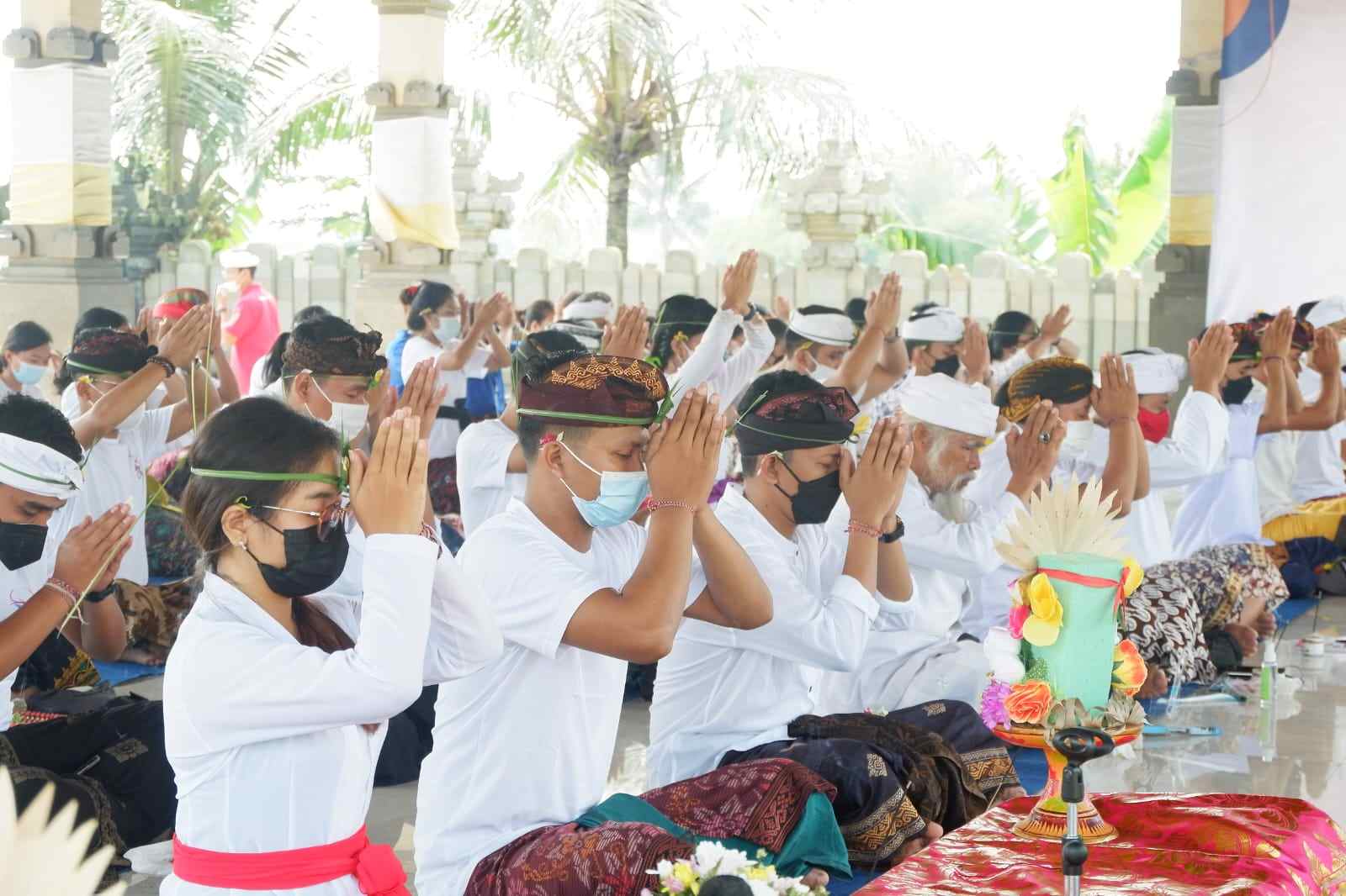 Sembahyang. (Foto: istimewa)