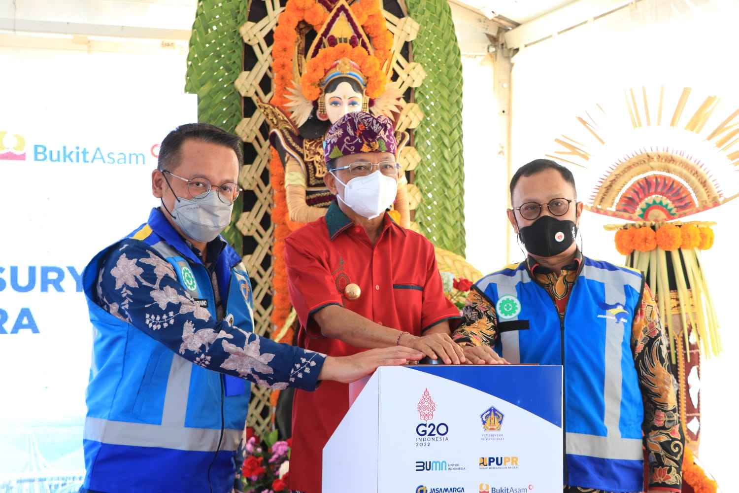 Gubernur Koster saat meresmikan pembangunan PLTS di atas Tol Bali Mandara, pada Sabtu (05/03). (Foto: istimewa)