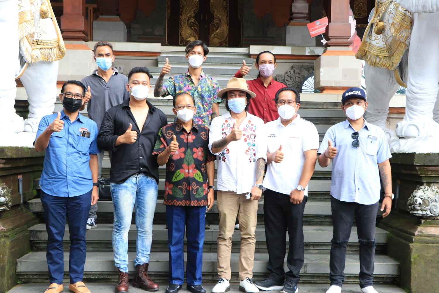 Gubernur saat Koster saat bertatap muka sekaligus mendengarkan aspirasi para Komunitas Kreatif Digital, Minggu (13/03). (Foto: istimewa)