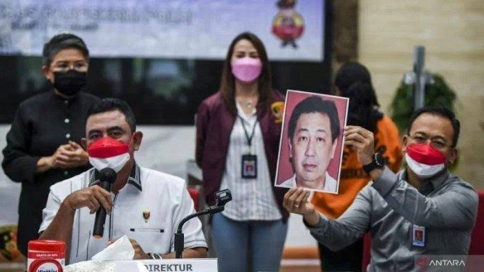 Kasubdit III TPPU Dittipideksus Bareskrim Kombes Robertus Yohanes De Deo saat menyampaikan keterangan persnya, Jumat (11/03). (Foto: istimewa)