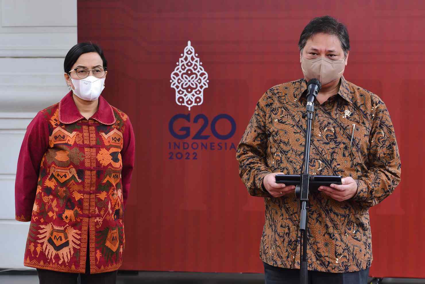 Menko Ekon Airlangga Hartarto dan Menkeu Sri Mulyani memberikan keterangan pers usai Sidang Kabinet Paripurna, di Istana Negara, Jakarta, Selasa (05/04). (Foto: istimewa)
