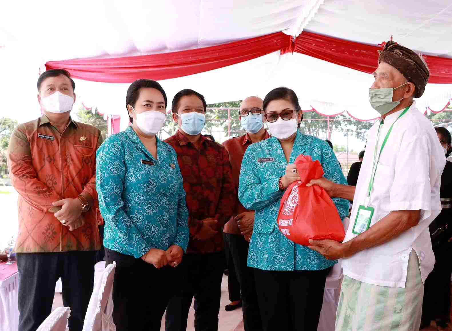 TP PKK Provinsi Bali dan TP PKK Kabupaten/Kota se-Bali gelar pasar rakyat di Kabupaten Bangli, pada Senin (04/04). (Foto: istimewa)