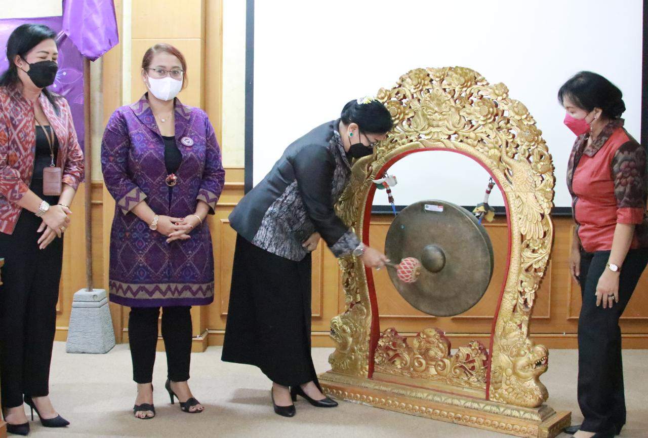 Ny. Putri Suastini Koster saat secara resmi membuka Pendidikan dan Pelatihan Sekolah Perempuan Berdikari Angkatan I, pada Jumat (15/4). (Foto: istimewa)