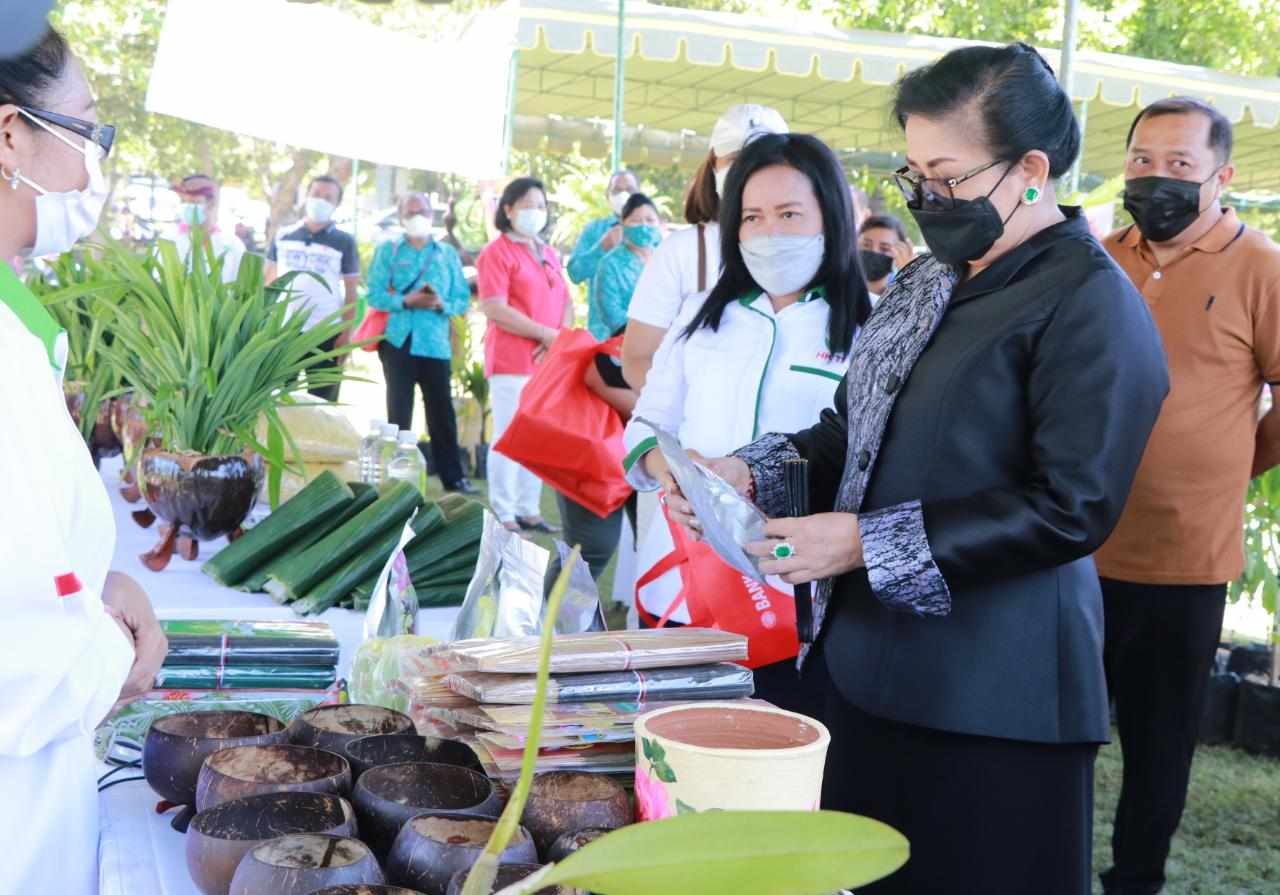 Ketua Dekranasda Bali Ny. Putri Suastini Koster saat mengunjungi kegiatan gebyar pasar murah, pada Jumat (15/04). (Foto: istimewa)
