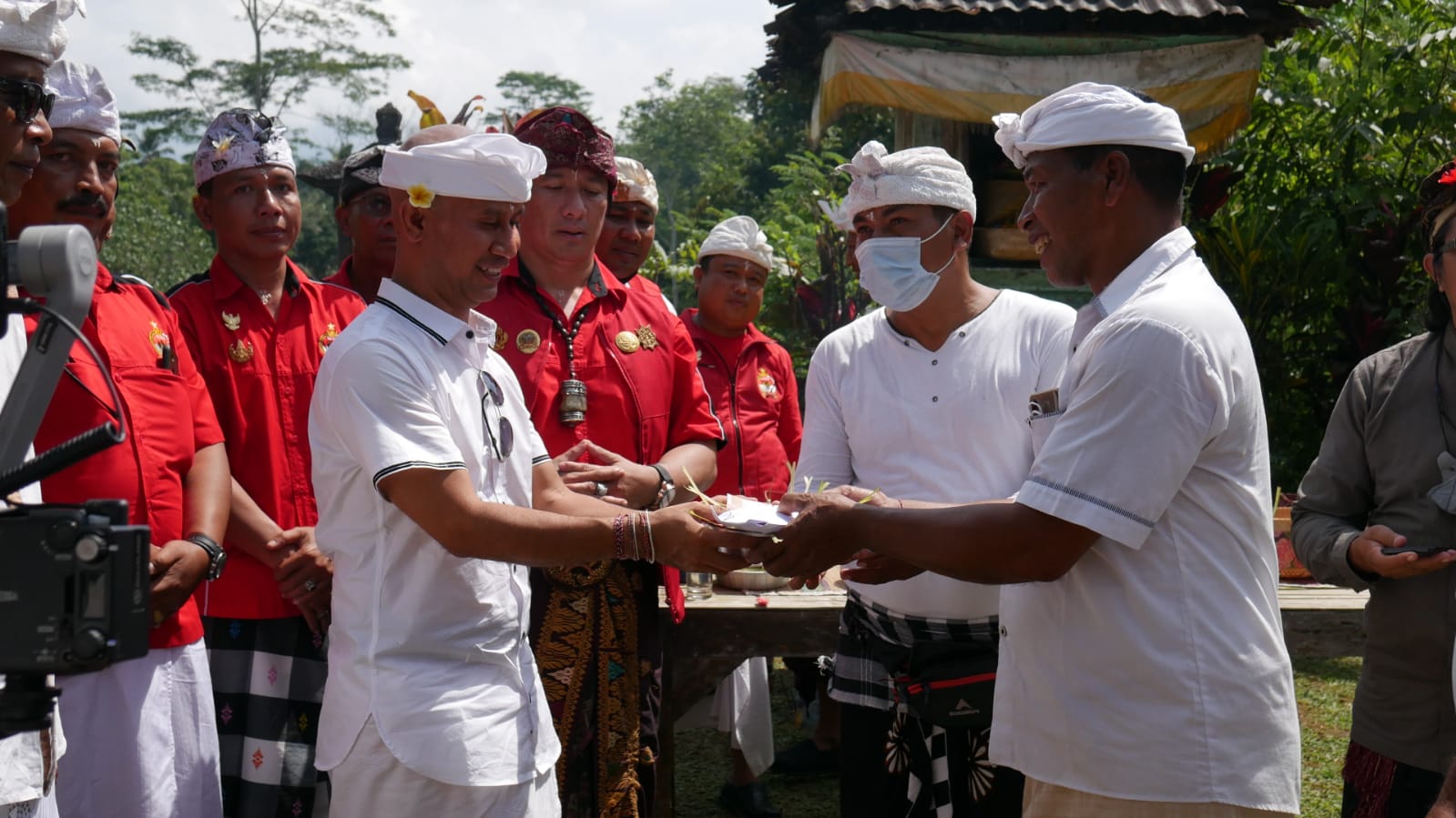 Penyaluran bantuan di Pura Rentaja, Banjar Pemanis, Desa Biaung, Kecamatan Penebel, Kabupaten Tabanan, Bali pada Selasa (26/05). (Foto: istimewa)