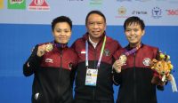 Menpora Zainudin Amali bersama peraih medali SEA Games 2021 nomor bulu tangkis ganda putri Apriyani Rahayu/Siti Fadia Silva Ramadhanti. (Foto: istimewa)