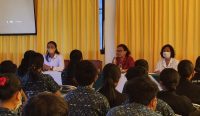 Kepala SMK PGRI Payangan (kiri) dan Ketua Tim PkM Prodi Sastra Inggris FIB Unud (tengah) memberikan pengantar sebelum kegiatan pengabdian dimulai. (Foto: istimewa)