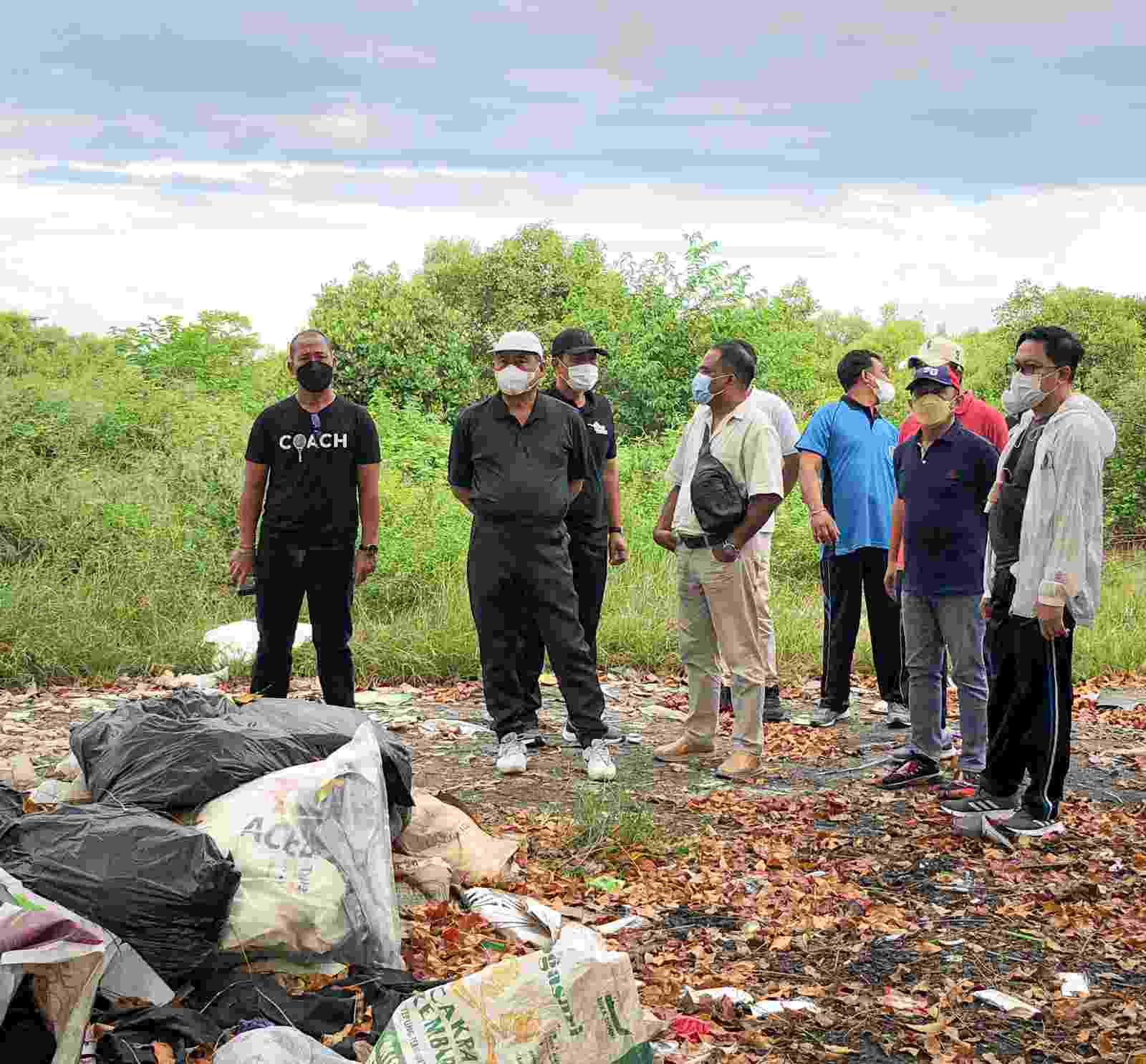 Sekda Alit Wiradana saat tinjau pembangunan TPST di Tahura Suwung, Kecamatan Densel, pada Rabu (04/05). (Foto: istimewa)