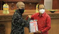 Penyerahan LHP kepada Gubernur Koster di Ruang Sidang Utama, Gedung DPRD Provinsi Bali, pada Selasa (17/05). (Foto: istimewa)