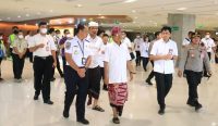 Gubernur Koster saat meninjau Terminal Domestik Bandara Internasional I Gusti Ngurah Rai, Senin (23/05). (Foto: istimewa)