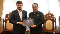 Presiden WTFI, Mr. Bulut Bagci bersama Wakil Gubernur Cok Ace. (Foto: istimewa)