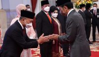 Presiden Jokowi memberikan ucapan selamat usai melantik menteri dan wamen sisa masa jabatan periode tahun 2019-2024, di Istana Negara, Jakarta, Rabu (15/06).(Foto: istimewa)