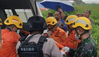 Evakuasi korban jatuhnya helikopter PK-DAR. (Foto: istimewa)