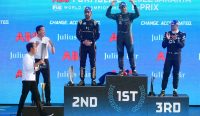 Presiden Jokowi menyerahkan trofi bagi pemenang balap Formula E, di Sirkuit Formula E, Jakarta, Sabtu (04/06). (Foto: istimewa)