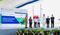 Presiden Jokowi meresmikan dimulainya tahapan pembangunan industri baterai listrik terintegrasi, Rabu (08/06), di KITB, Batang, Jateng. (Foto: istimewa)