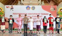 Gubernur Koster saat menyerahkan sertifikat tanah secara gratis untuk warga di Kali Unda, Minggu (19/06). (Foto: istimewa)