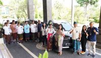 Unud saat menerima bantuan mobil operasional, pada Kamis (16/06). (Foto: istimewa)