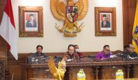 Wagub Cok Ace dalam Rapat Paripurna yang digelar di Kantor DPRD Provinsi Bali, Senin (04/07). (Foto: istimewa)