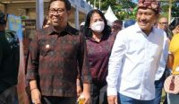 Wakil Wali Kota Denpasar, I Kadek Agus Arya Wibawa saat hadir di Festival Pasar Senyum Rakyat (PSR) yang diinisiasi oleh tiga entitas Holding Ultra Mikro (UMi) yaitu BRI, Pegadaian, dan Permodalan Nasional Madani (PNM), bertempat di Timur Lapangan Renon, Sabtu (23/07/2022). (Foto: Humas Pemkot Denpasar)