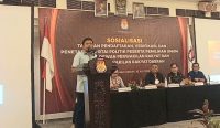 Anggota KPU RI, Idham Holik saat mensosialisasikan tahapan pendaftaran dan verifikasi partai politik, di Mercure Hotel, Sanur, Sabtu (30/07/2022). (Foto: agus/diksimerdeka.com)