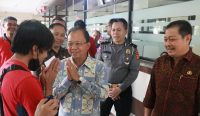 Gubernur Koster saat meninjau Pelayanan Pajak di PPRD, pada Jumat (01/07). (Foto: istimewa)