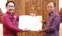 Gubernur Koster saat menerima penghargaan dari Ketua KASN Agus Pramusinto. (Foto: istimewa)