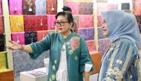 Putri Koster saat mendampingi kunjungan Ketua Dekranasda Sumatera Utara di Pameran Bali Bangkit areal Art Center-Denpasar, Senin (1/8). (Foto: istimewa)