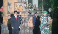 Wagub Cok Ace saat pimpin Apel Kehormatan dan Renungan Suci di TMP Pancaka Tirta, Tabanan. (Foto: istimewa)