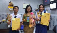 Kepala SMPN 3 Denpasar I Gusti Ayu Putu Tirtawati S.Pd bersama siswa/i pemenang BSC 2022. (Foto: Arik)